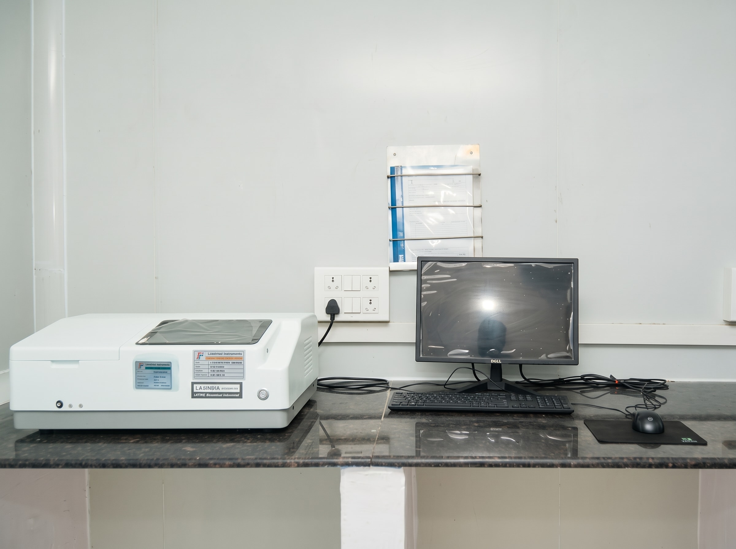 Double Beam UV-VIS Spectrophotometer
